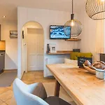 Dorfchalets & - In Centre Including Free Entry Tauern And Summer Card Apartmán *